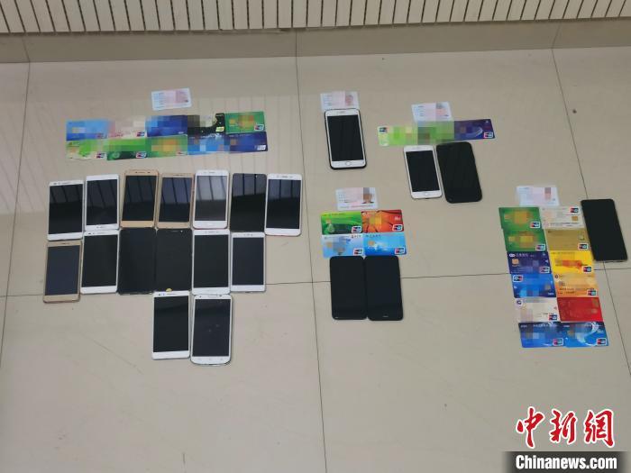 图为警方在抓捕现场查获的大量作案工具。 袁磊 摄 图为警方在抓捕现场查获的大量作案工具。 袁磊 摄